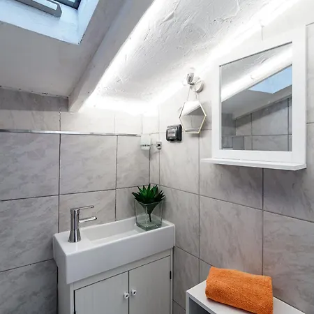 Joivy Chic 5-bed Near Duomo Di Appartement